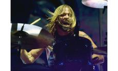 Morte di  Taylor Hawkins, il batterista dei Foo Fighters aveva assunto sostanze stupefacenti