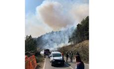 Scontro auto-moto sulla Cisa: il fuoco si estende alla pineta 