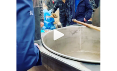 Ha vinto MasterChef.  Ha aperto un ristorante rinomato a Kiev, ma adesso cucina per chi ha bisogno