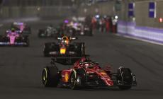 Nel Gp di Arabia Saudita  Verstappen scavalca Leclerc nel finale e vince. Terzo Sainz