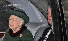 Dopo 6 mesi la regina Elisabetta torna in pubblico (accompagnata da Andrea) per commemorare Filippo - Foto: reali di mezzo mondo alla messa 
