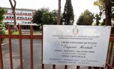 Presunta relazione con 19enne: gli studenti vogliono cacciare la preside