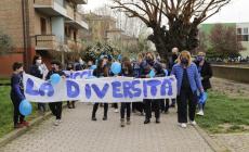 400 bambini marciano in Blu nella Giornata Mondiale per la Consapevolezza dell'autismo