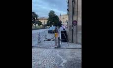 Piazzale della Pace, nel pomeriggio l'ennesima rissa: arriva la polizia - Video