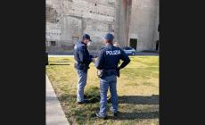 Era con altri giovani "noti" alle fermate di viale Toschi: foglio di via per tre anni a un 20enne del Parmense