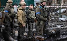Zelensky a Bucha: «Soldati russi macellai» - L'orrore delle fosse comuni: le foto dal satellite
