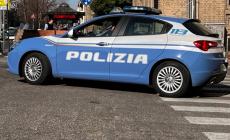 Ordina pizze e bibite, picchia il rider per non pagare e poi prova ad aggredire anche i poliziotti: arrestato 