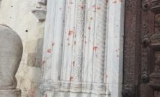 Duomo e Battistero imbrattati, autore individuato. Ma la Cattedrale si risveglia a macchie rosse