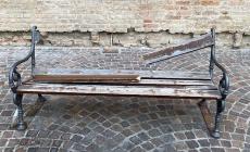 Nel frattempo altri vandali se la prendono con le panchine in piazzale San Francesco