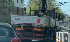 Camion danneggia il ponte della ferrovia in piazzale Caduti del Lavoro. Riattivata la circolazione dei treni tra Parma e Vicofertile