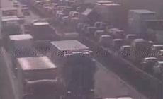 Camion ribaltato sull'A1, tratto tra Fiorenzuola e il Bivio A1/A15 riaperto. Ma resta una lunga coda