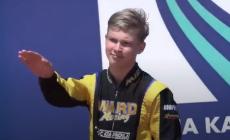 Kartista russo di 15 anni (sul podio con la bandiera italiana) fa il saluto nazista. Il team lo licenzia, L'Aci verso la revoca