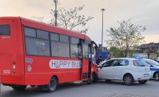 Scontro tra un Happy Bus e un'auto nel parcheggio dell'Esselunga 