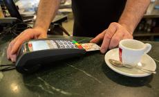 Dal 30 giugno multe per chi non accetta i pagamenti con Pos o carte di credito. Confesercenti: "Prima della stretta, tagliare le commissioni"