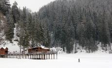 Cede il ghiaccio sul lago di Braies:  cadono in 8, grave un bimbo di 7 mesi