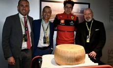 Parmigiano Reggiano al Gp di Imola: la consegna della forma alla Scuderia Ferrari