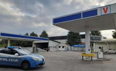 Scassina il cambiamonete di un autolavaggio automatico ma incappa in una Volante: arrestato