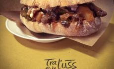 Tra l'uss e l'asa : la bottega ora cresce e diventa un'osteria. Ma il cuore &egrave; lo stesso