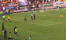 Pomeriggio di follia a Vicenza: tifosi del Lecce lanciano un petardo, portiere e raccattapalle 15enne in ospedale