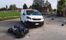 Schianto in strada Argini, 18enne sbalzato dalla moto: è grave