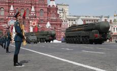 Iniziata la parata sulla Piazza Rossa, ma cancellata la parte aerea "per le condizioni meteo". Putin: "Soldati, combattete per il Donbass"