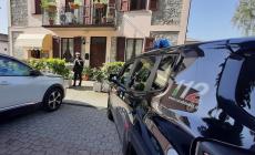 Entra in tabaccheria per rubare l'incasso ma la titolare tira fuori un coltello: fuga e denuncia