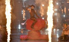 Achille Lauro, show all'Eurovision: bacia il chitarrista e cavalca il toro meccanico - Foto Video