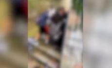 Pietrasanta, aggrediscono migrante del Gambia affetto da disabilità psichica: 5 minori denunciati