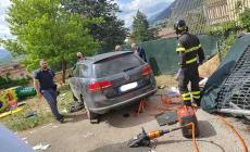 Auto finisce nel giardino di un asilo all'Aquila,  morto un bimbo di 4 anni, 5 feriti.  A bordo c'era  un bambino che avrebbe tolto il freno