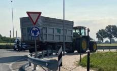  Busseto,  e il trattore finisce sulla pista ciclabile