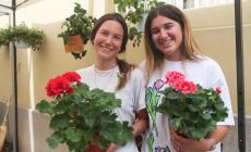 Ragazze in fiore tra i fiori di via Farini : sorrisi, acquisti  e relax tra profumi e colori - Gallery