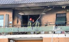 Incendio in un attico a due passi da San Pietro: un morto. Condomini bloccati chiedono aiuto affacciati alle finestre