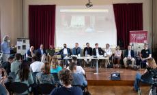 Confronto acceso dei candidati davanti agli studenti di Romagnosi e Ulivi