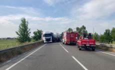 Scontro tra due mezzi pesanti a San Polo di Torrile: deceduto un camionista. Tangenzialina chiusa. Un altro schianto (non lontano) in A1: lunghe code