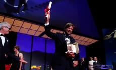 Cannes, Palma d'oro a "Triangle of sadness" di Östlund che fa il bis  del 2017 .  Premio della Giuria all'"italiano" "Le otto montagne" - Tutti i premi