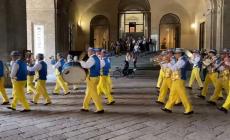 Pilotta, all'improvviso la banda e l'omaggio alla Carr&agrave; - Video