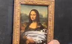 Video - Atto vandalico al Louvre contro la Gioconda: la teca l'ha salvata - Dal furto del 1911 al lancio della tazza di tè: gli episodi