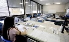 Stop a carta e penna, al concorso i calcoli si fanno a mente (c'è chi li fa sul braccio): polemica

