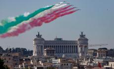 Festa della Repubblica, lo spettacolo delle Frecce Tricolori che sorvolano l'Altare della patria  - Foto