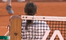 Semifinale di tennis interrotta a Parigi: ragazza si incatena alla rete. Poi vince Ruud che in finale sfiderà Nadal  - La foto