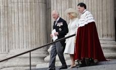 Giubileo di platino: la regina salterà anche il Derby ippico. I reali riuniti a St. Paul, applausi per Harry e Meghan - Le foto