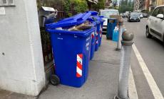 Bidoni e sacchetti dell'indifferenziata rendono il marciapiede (di via Montebello) uno slalom