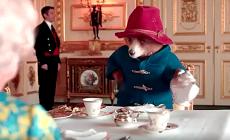 Sketch a sorpresa della Regina Elisabetta: in video con l'orso Paddington - Guarda