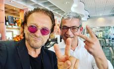 "Bono in un bar a Bologna":  la foto del sosia diventa virale. Ci cascano anche Lepore e Bonaccini