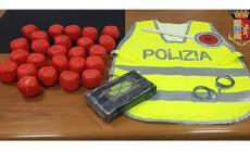 Il forte odore di droga "smaschera" il doppio fondo del bagagliaio: c'erano 5 chili di hashish e uno di cocaina