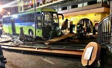 Pullman contro una terrazza di un bar a Selva di Val Gardena, nessun ferito 