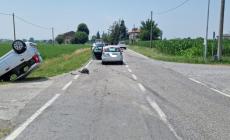 Scontro tra auto a Diolo: una finisce ruote all'aria. Quattro i feriti