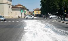 Olio sulla strada: diverse le cadute a Barriera Farini