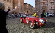 Mille Miglia,  l'arrivo trionfale a Parma tra la folla - Foto