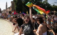 Musica, allegria e migliaia di persone: in centro sfila il corteo del Parma Pride - Foto 